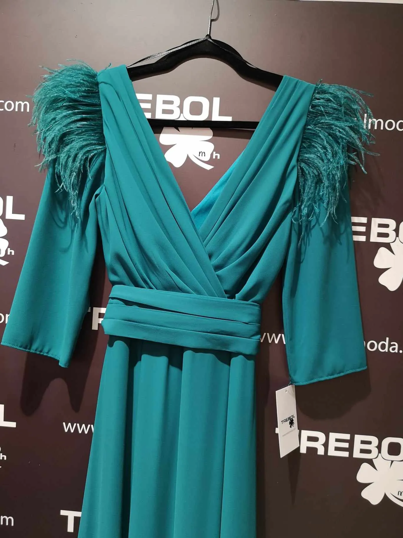 Vestido con plumas en hombros