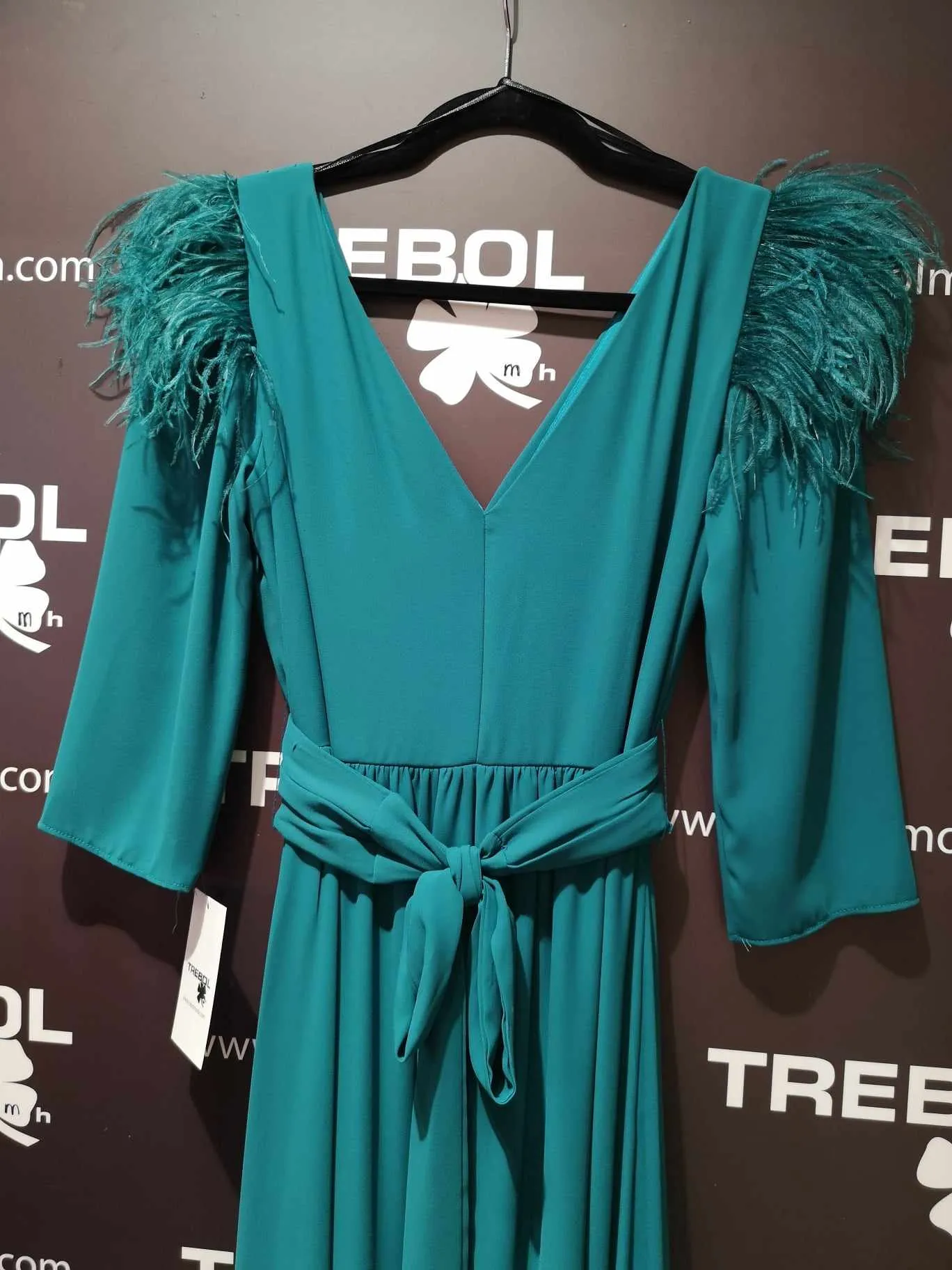Vestido con plumas en hombros