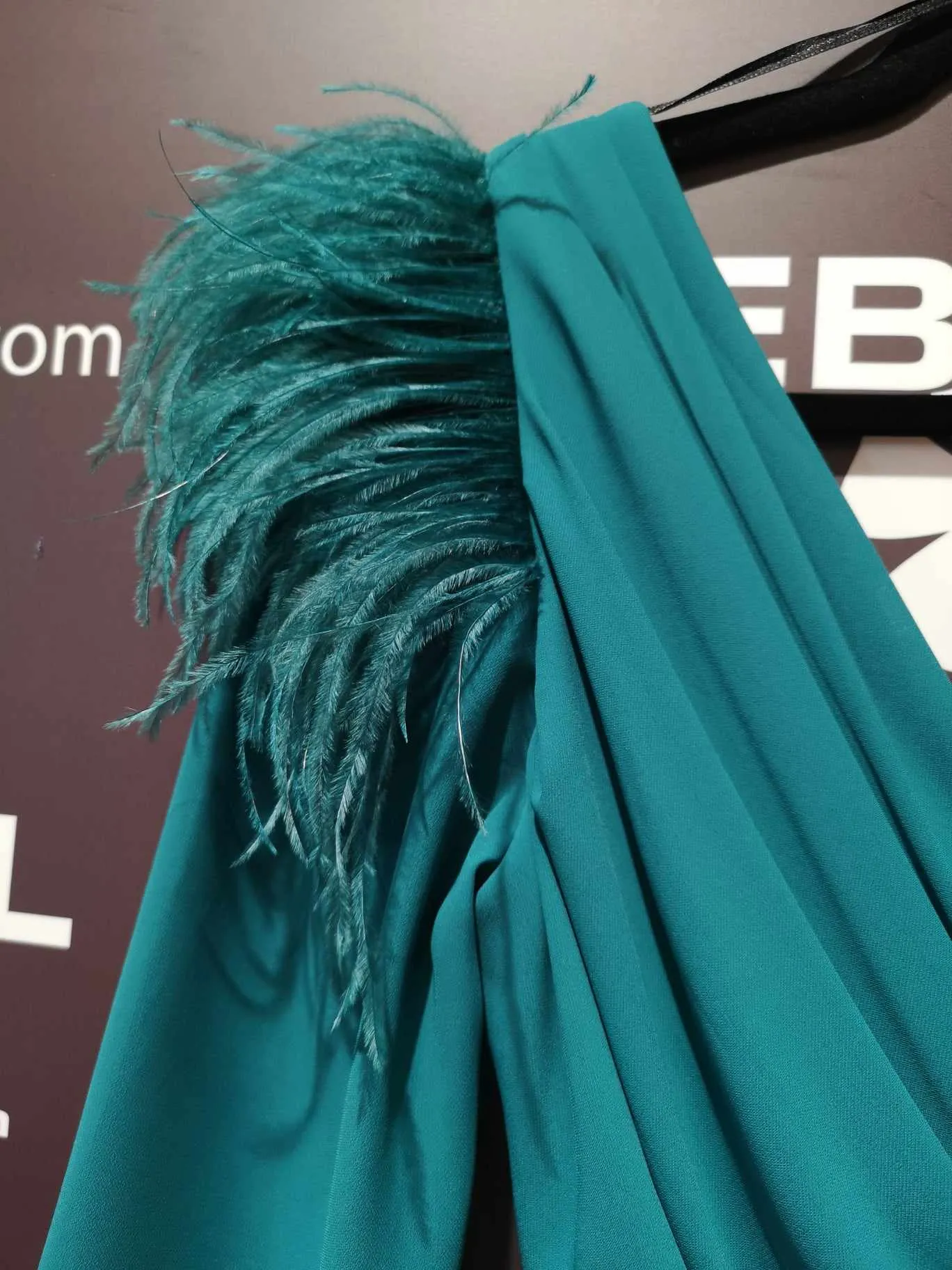 Vestido con plumas en hombros