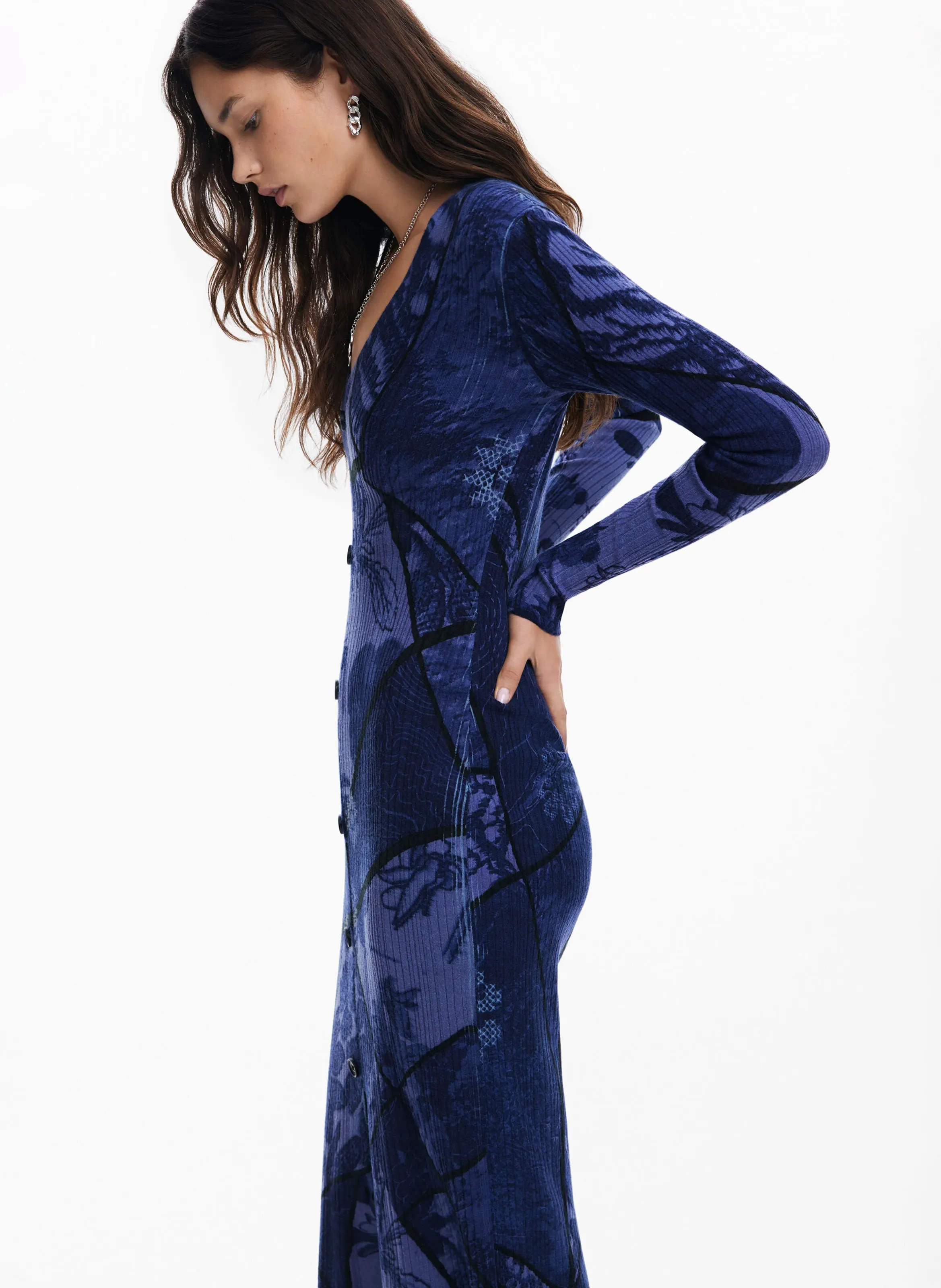 Vestido midi ajustado estampado en azul