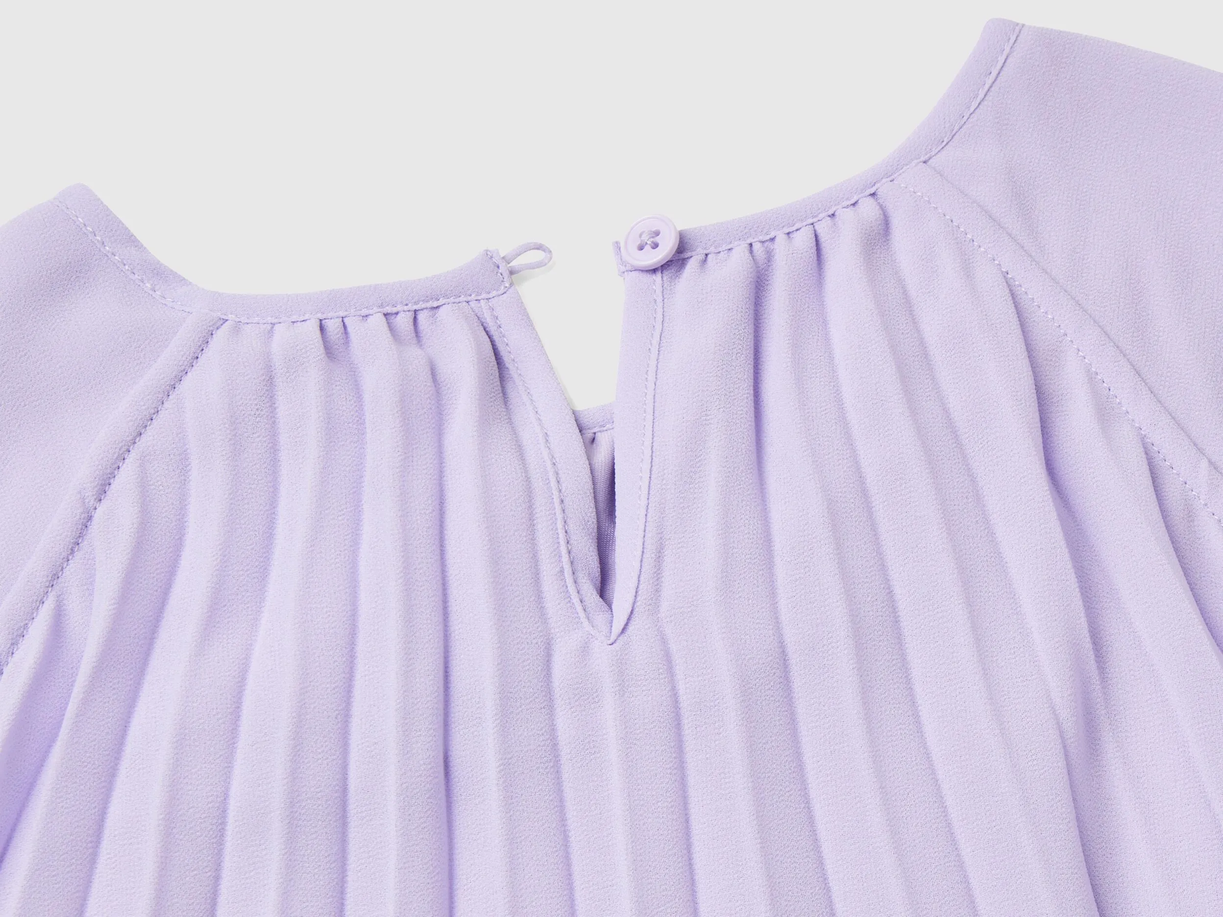 Vestido plisado con cinturón