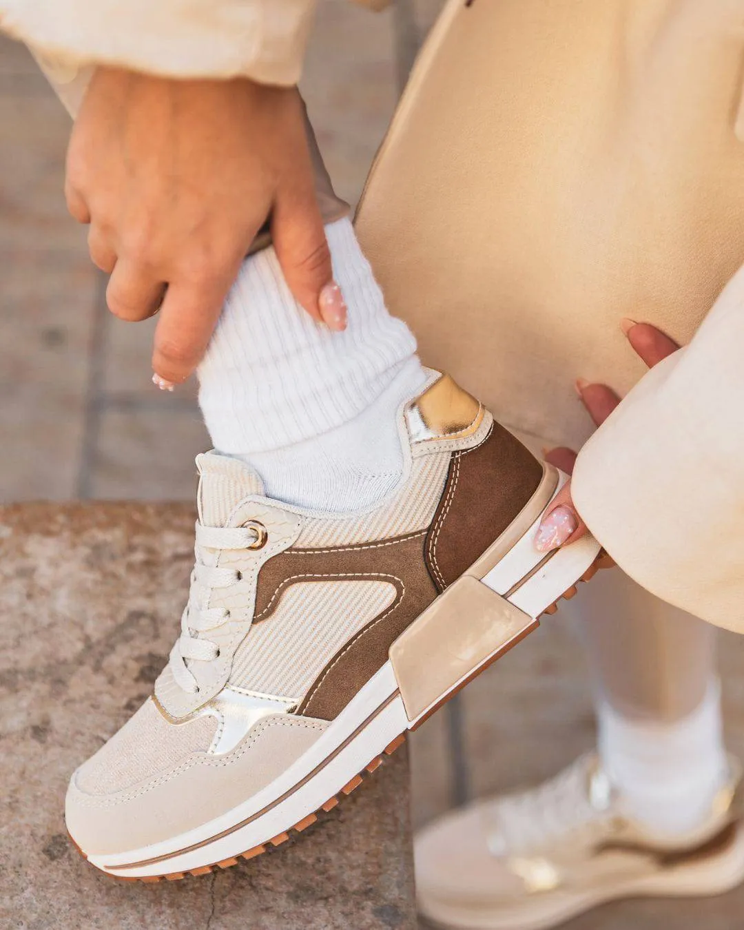 ZAPATILLAS DE MUJER COLOR BEIGE CON CORDONES  DULCE