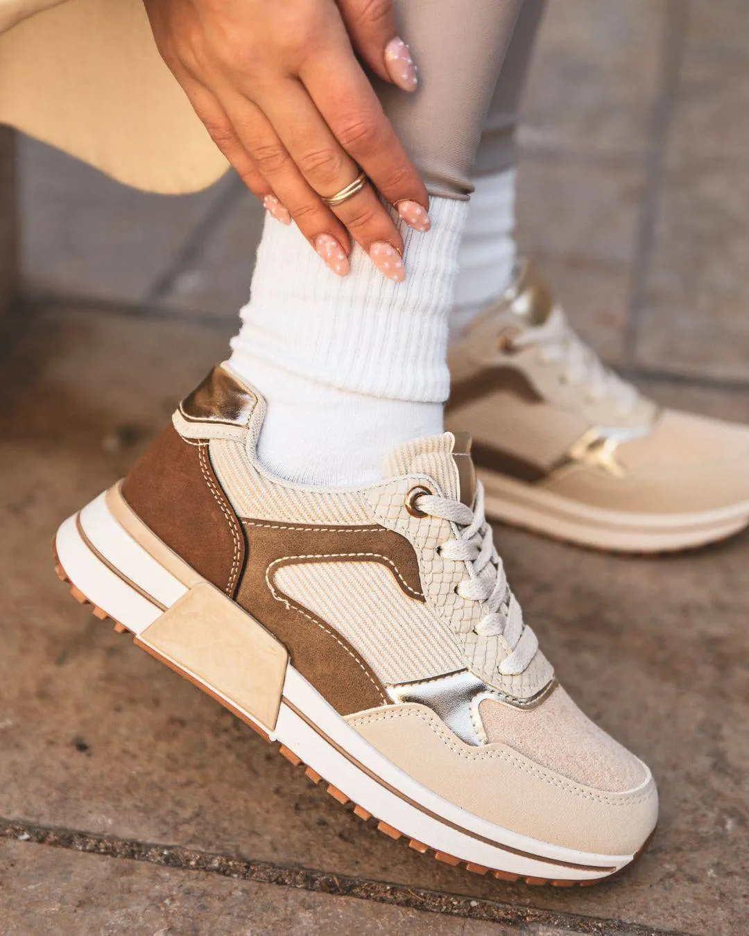 ZAPATILLAS DE MUJER COLOR BEIGE CON CORDONES  DULCE