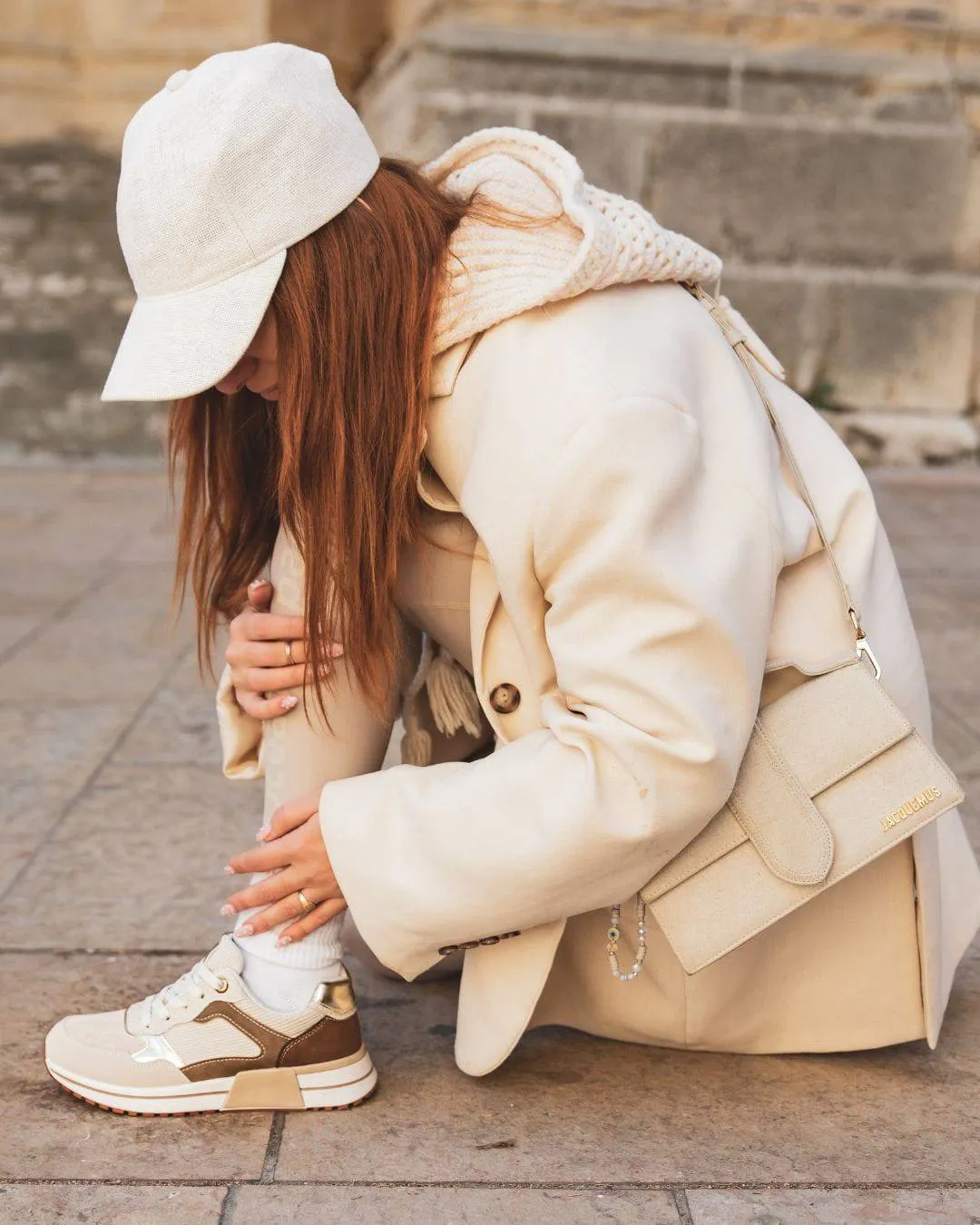 ZAPATILLAS DE MUJER COLOR BEIGE CON CORDONES  DULCE