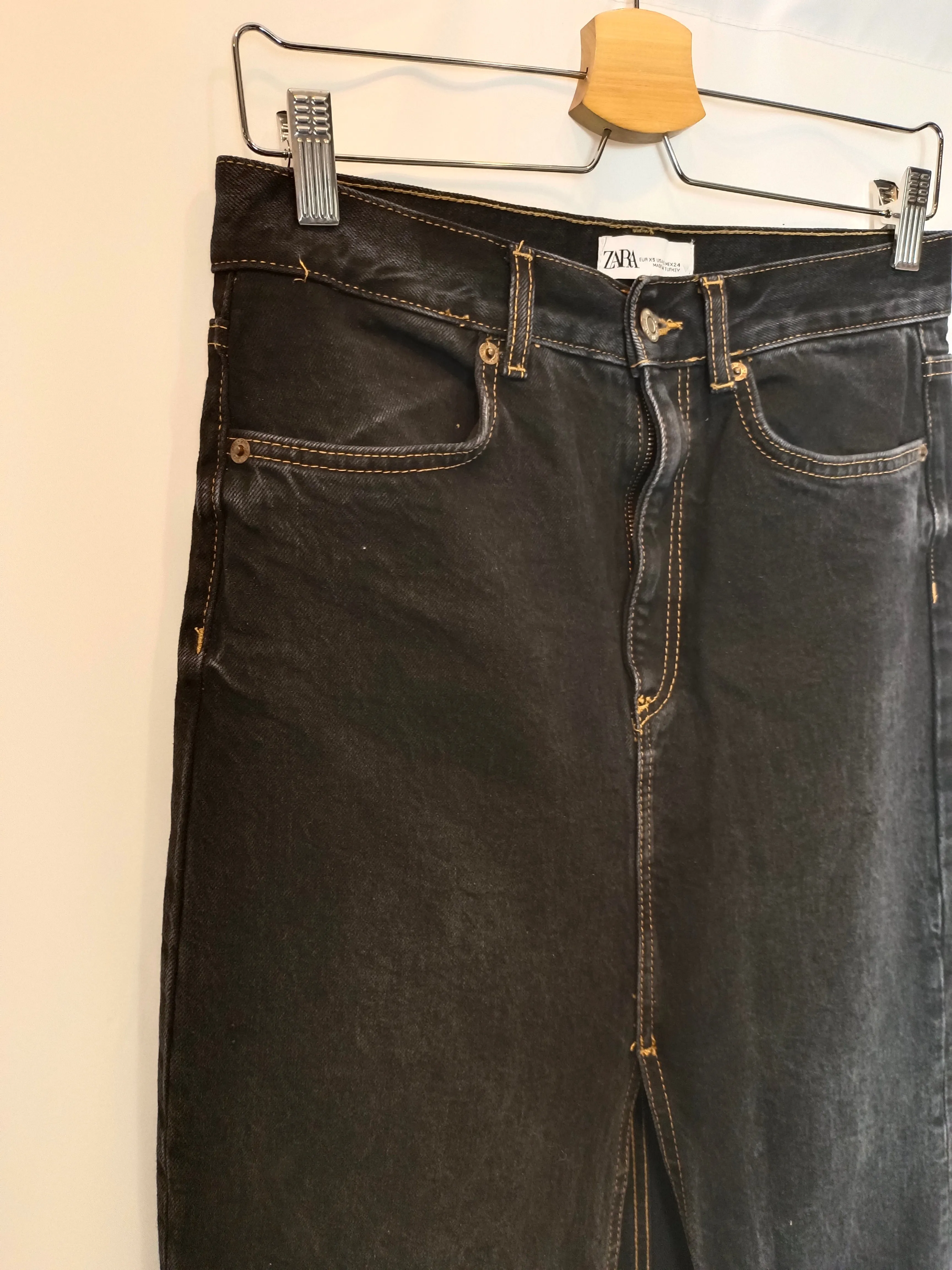ZARA. Falda midi denim negra T.xs